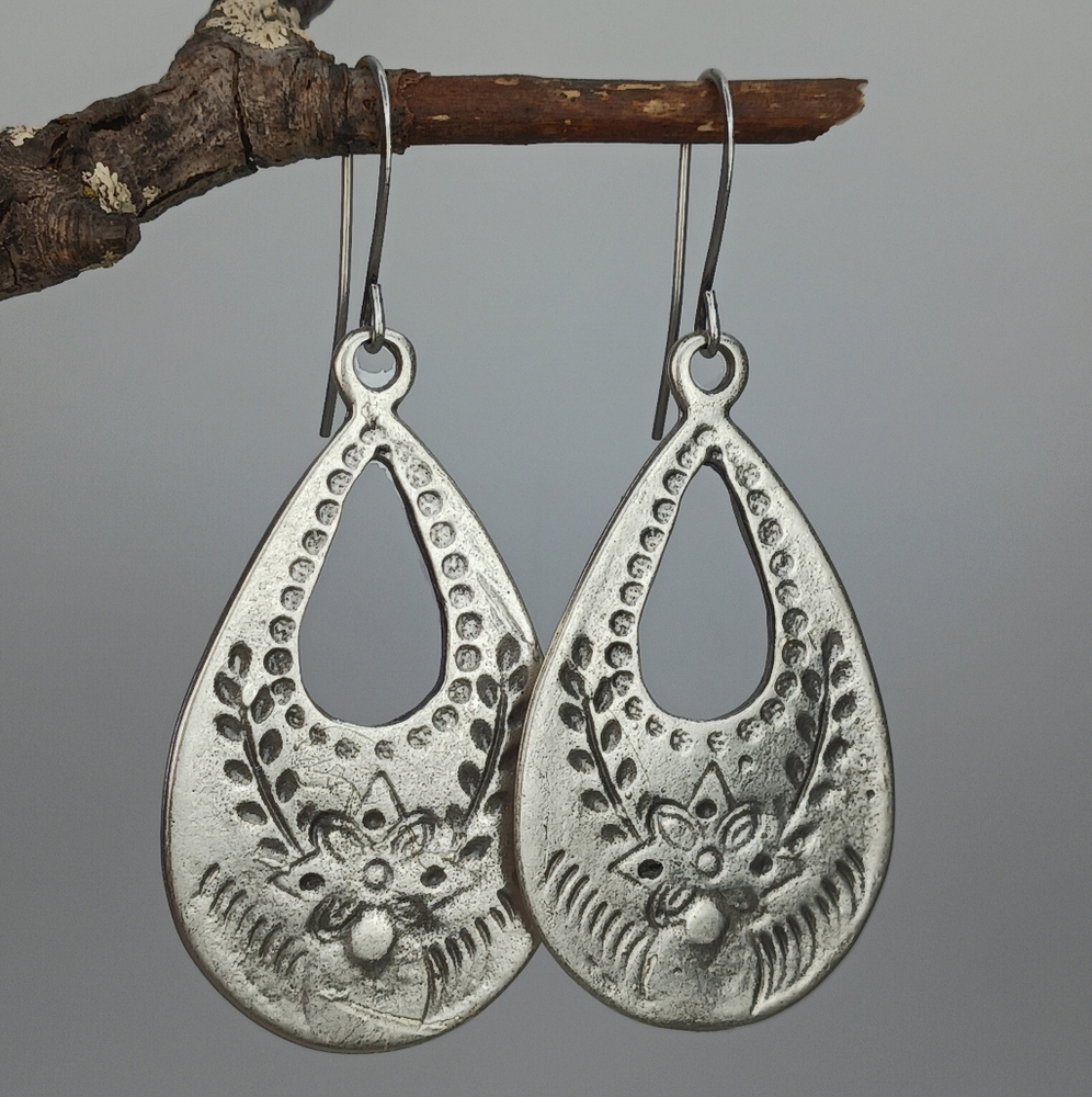 HAND CRAFTED EARRINGS Boho Vintage Style Silver Teardrop Flower Rustic Dangle - Picture 4 of 6